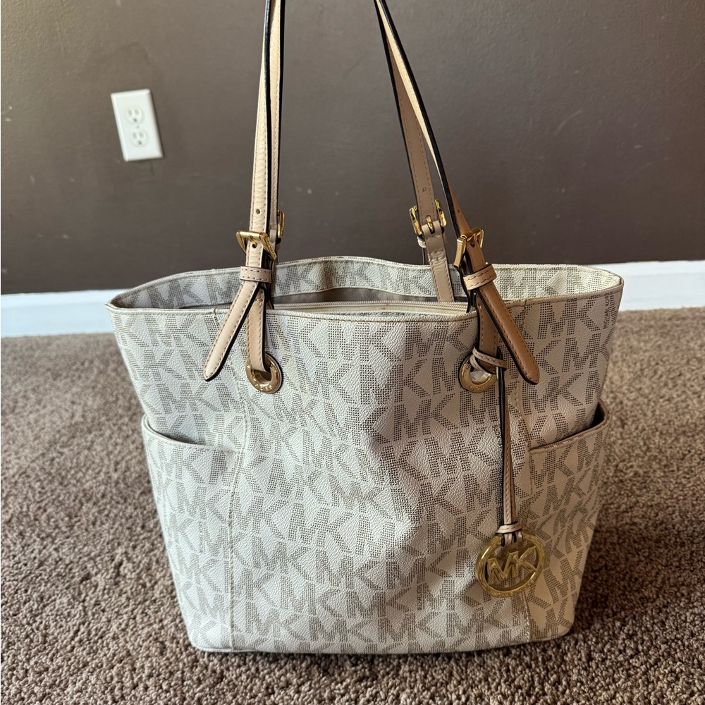 Like new Micheal Kors purse